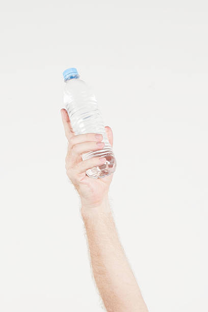 levantou mão segurando uma garrafa de água - human hand gripping bottle holding - fotografias e filmes do acervo