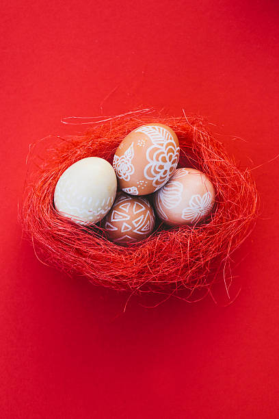 ninho de ovos de páscoa em vermelho sobre fundo vermelho - easter eggs red imagens e fotografias de stock