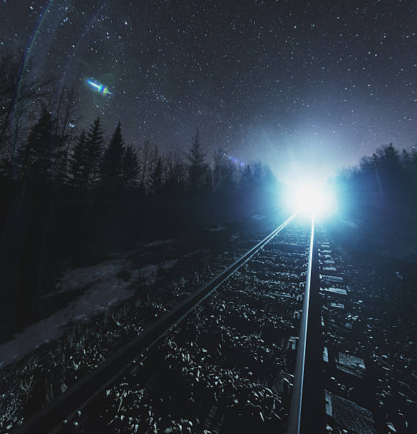pociąg towarowy w gwiazdy - locomotive train night vertical zdjęcia i obrazy z banku zdjęć