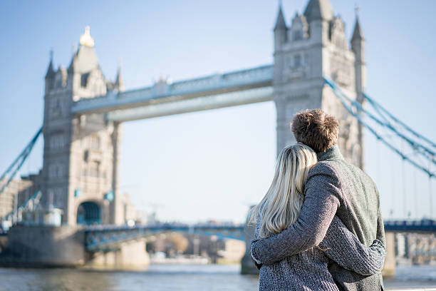 ロンドンの愛するカップル - tower bridge uk london england people ストックフォトと画像