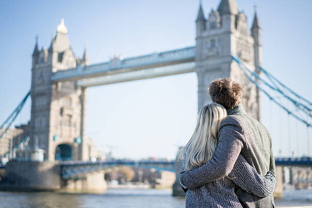 loving couple in london - women travel destinations london england tourist imagens e fotografias de stock