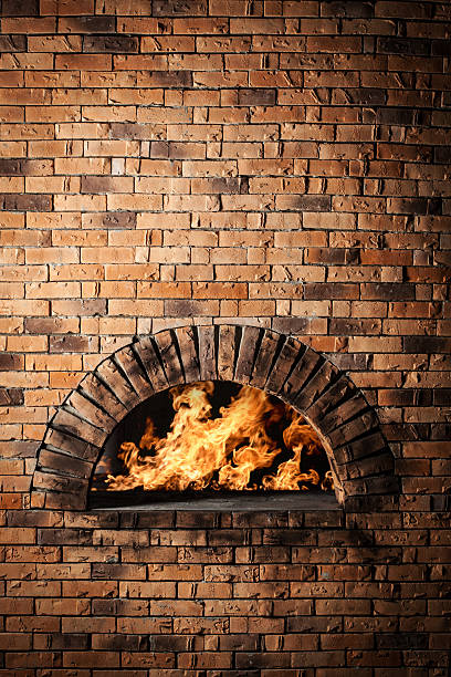 традиционные печью для приготовления пиццы и запекания. - wood fire oven стоковые фото и изображения