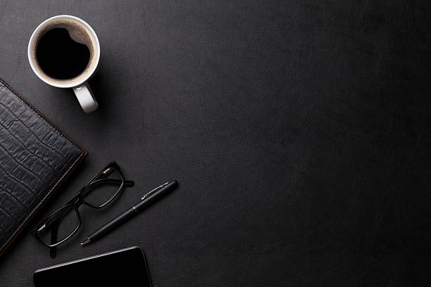 オフィスのデスク、コーヒーテーブルおよび電源 - coffee coffee cup cup paper ストックフォトと画像