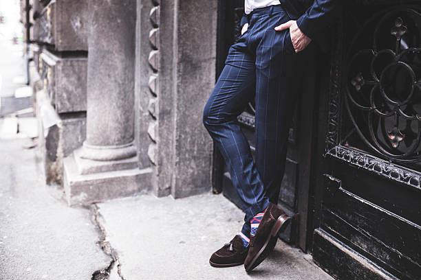 foto di moda uomo che ha attraversato le gambe. - mens clothes foto e immagini stock