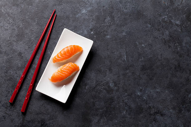 ein satz von lachs nigiri-sushi und stäbchen - sake nigiri stock-fotos und bilder