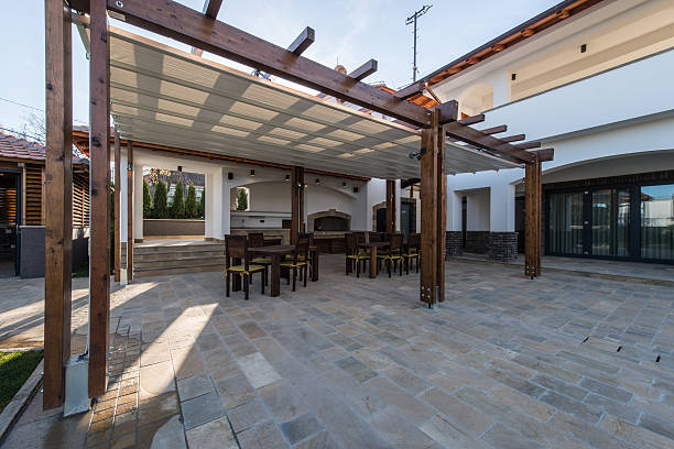 красивая терраса lounge с pergola - pergola стоковые фото и изображения