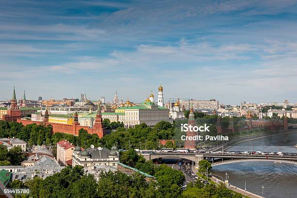 毎日のモスクワ川とクレムリンモスクワロシアヨーロッパます - モスクワ市のストックフォトや画像を多数ご用意 - モスクワ市, 昼間, アーチ橋