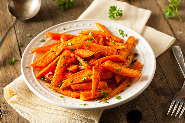 zanahorias tostado casero sanos - whole carrots fotografías e imágenes de stock