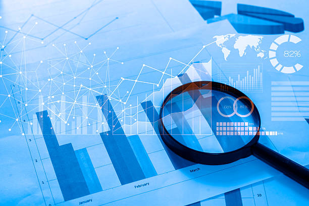 lupe und dokumente und analytics-daten liegen am tabl - analyzing finance report chart stock-fotos und bilder