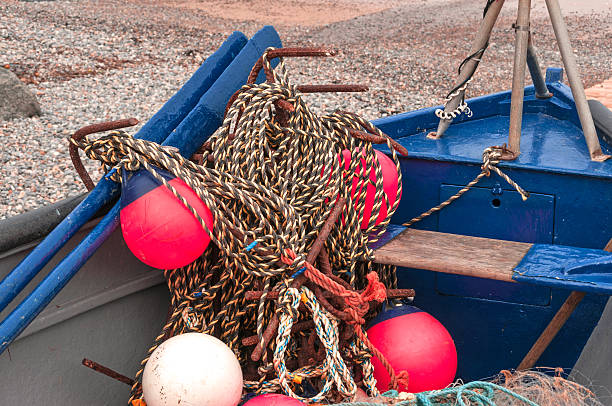 tradycyjne połów łódka z sieci i boi - commercial fishing net fishing net fishing fishing industry zdjęcia i obrazy z banku zdjęć