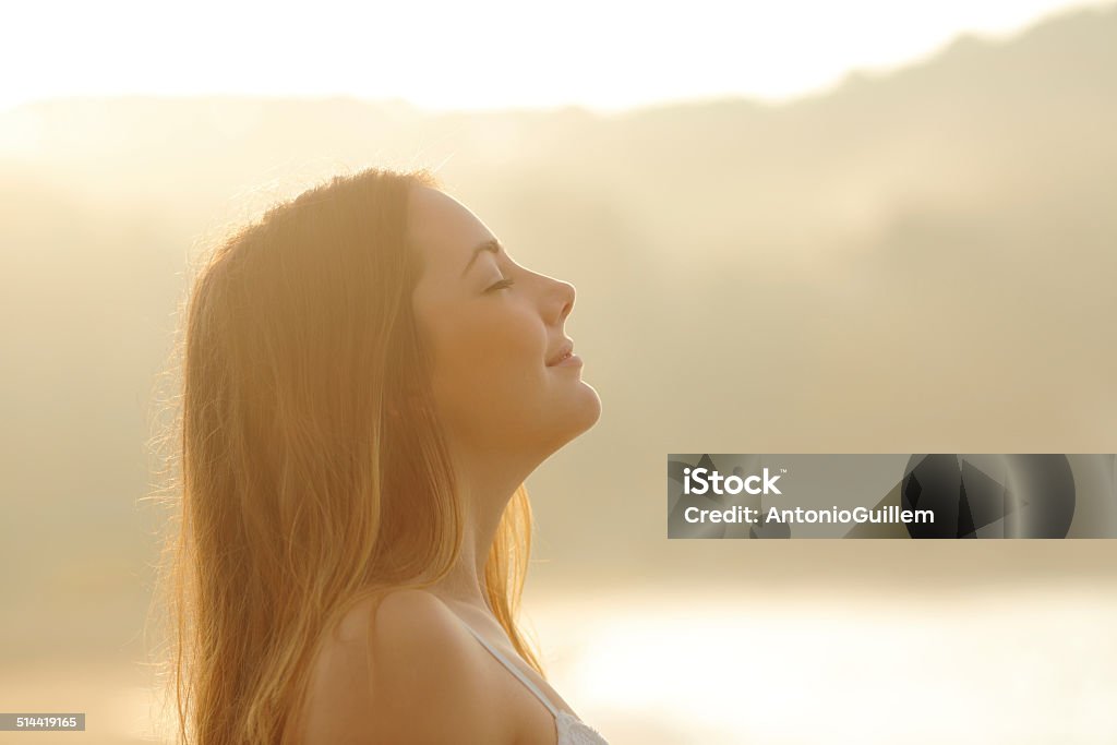 女性の呼吸深い新鮮な空気では、朝の日の出 - 息を吸うのロイヤリティフリーストックフォト