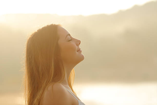 głęboko kobieta oddech świe�żego powietrza rano wschód słońca - women autumn beauty in nature smiling zdjęcia i obrazy z banku zdjęć