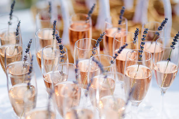 mnóstwo szklanki pełne różowy szampan - champagne pink luxury table zdjęcia i obrazy z banku zdjęć