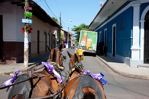 transporte carro em granada, nicarágua - developing countries urban scene outdoors horizontal imagens e fotografias de stock