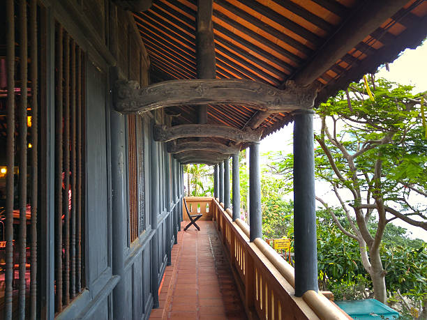corredor num templo asiático - indoors window courtyard elegance imagens e fotografias de stock