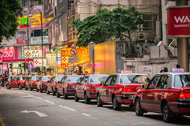 línea de hong kong taxi - candid downtown district editorial horizontal fotografías e imágenes de stock