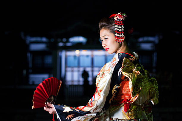 bella donna con stile kimono giapponese a tokyo, giappone - buddhist ceremony foto e immagini stock