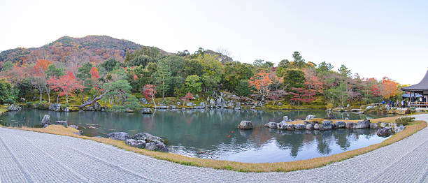 パノラマの日本庭園の建造の天竜寺は、秋 - kyoto accord 写真 ストックフォトと画像