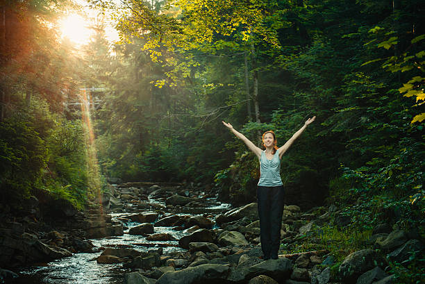 glückliche frau genießen sie die natur in wald - nature zen like stream water stock-fotos und bilder