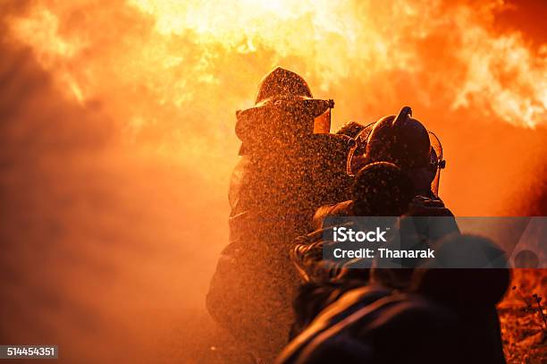 Feuerwehrleute Training Stockfoto und mehr Bilder von Feuerwehrmann - Feuerwehrmann, Arbeiten, Löschen