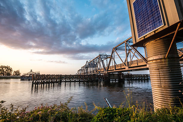 Médio Ponte do Rio na Califórnia Delta - fotografia de stock