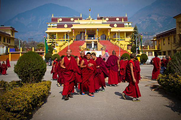 mosteiro de budistas de gyuto, dharamshala, índia - buddhist puja imagens e fotografias de stock