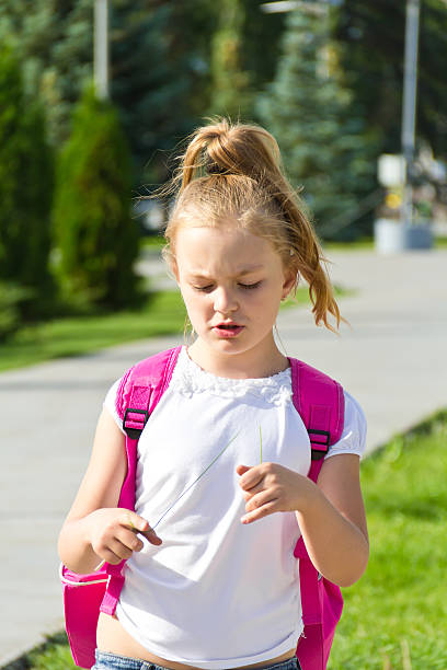 jolie fille aller à l'école - schoolgirl child backpack book bag photos et images de collection