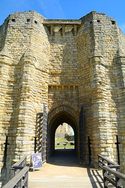 schloss warkworth, england - warkworth castle stock-fotos und bilder