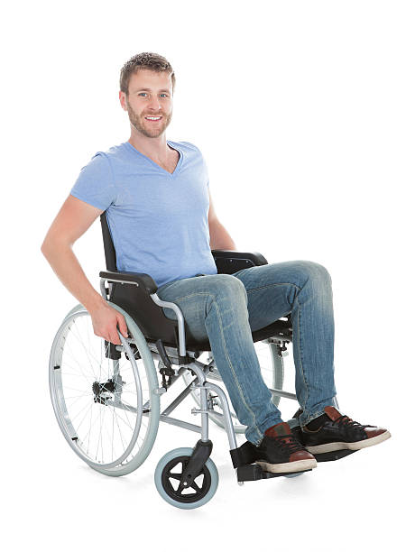 portrait d'un homme handicapé sur fauteuil roulant - physical injury men orthopedic equipment isolated on white photos et images de collection