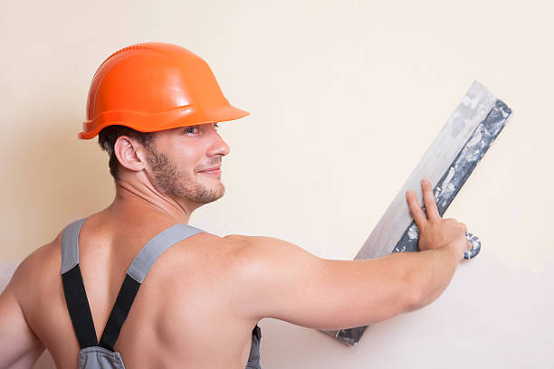 istock Man in overalls with a large spatula 514461068