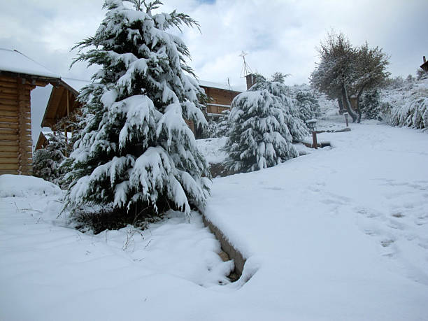 istock callate - wooden house snow 514461200