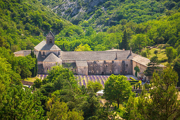 antigua monasterio de notre-dame abadía de senanques o notre-dame de - senanque fotografías e imágenes de stock