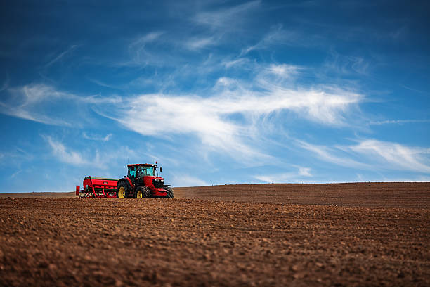 contadino con piante di campo trattore seeding - plowed field dirt sowing field foto e immagini stock