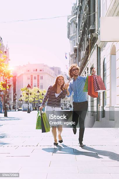 Fröhlich Paar Zusammen Einkaufen Stockfoto und mehr Bilder von Bildschärfe - Bildschärfe, Blick nach oben, Einkaufen