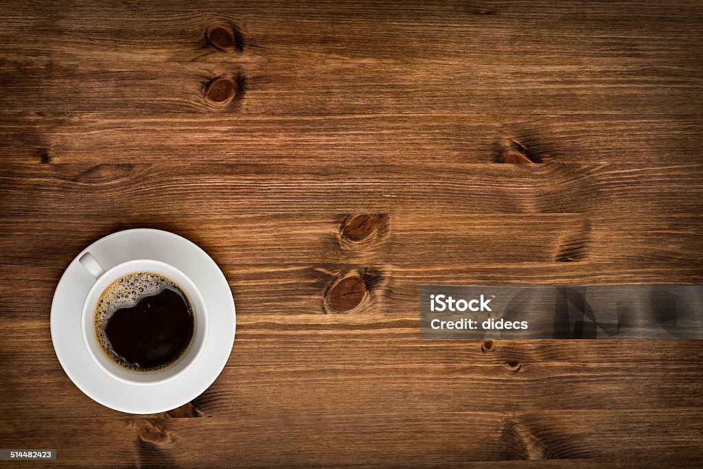 Tazza di caffè sul tavolo in legno, vista dall'alto di sfondo - Foto stock royalty-free di Tazza da caffè