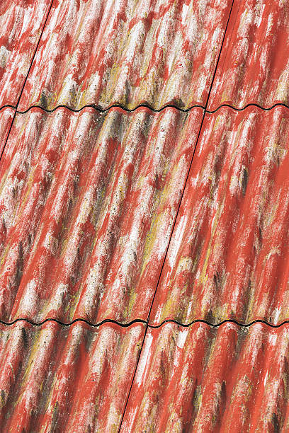 amianto telhado vermelho pintado - amianto telhado eternit - fotografias e filmes do acervo