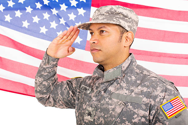 amerikanische soldaten salutieren - sergeant military marines serious stock-fotos und bilder
