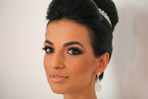 Hermosa Novia Obtención De Maquillaje Profesional En El Día De Boda Foto de stock y más banco de imágenes de Adulto profesional de dia Hermosa Novia Obtención De Maquillaje Profesional En El Día De Boda Foto de stock y más banco de imágenes de Adulto