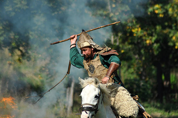 equitação demonstração no tradicional mongólicas, húngaro e huno fantasias - montes urales - fotografias e filmes do acervo