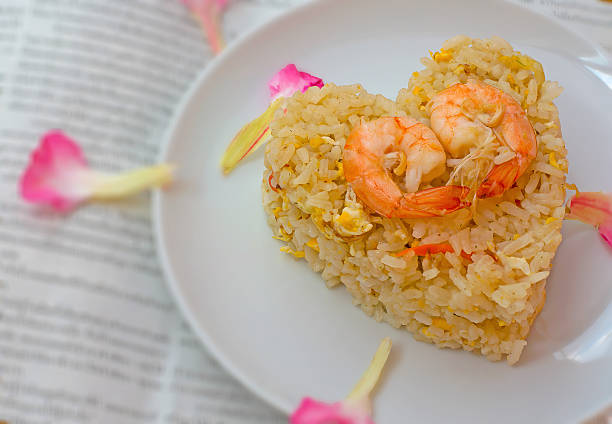 krewetki smażone ryż smażony ryż z prawns, tajski ryż smażony z prawns, smażony ryż z krewetki wklej, serce miłość - chitozan zdjęcia i obrazy z banku zdjęć