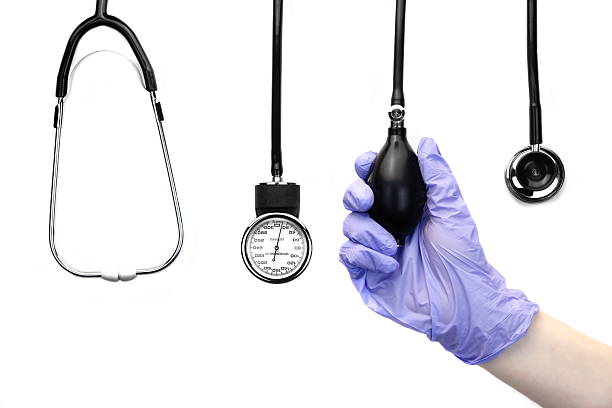 isolierte weibliche hand in gummi-handschuhe halten arzt ausstattung - healthcare and medicine doctor medical exam blood pressure gauge stock-fotos und bilder