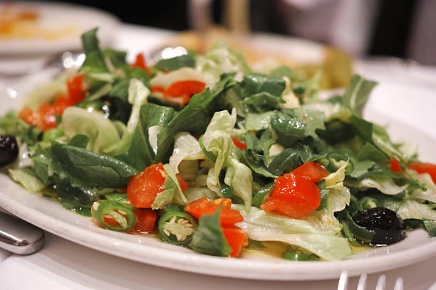 insalata di pomodoro insalata mista verde oliva - lattuce foto e immagini stock