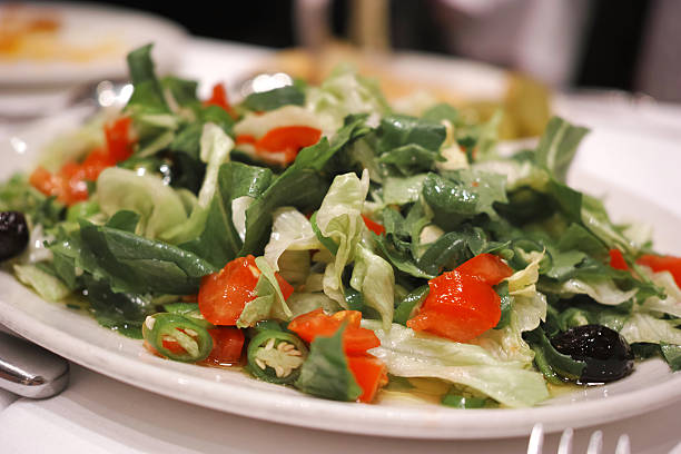 misturado salada alface e tomate, azeitona - lattuce - fotografias e filmes do acervo