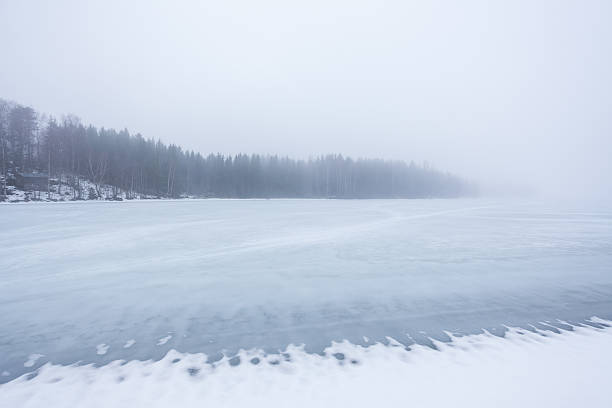 толстые туман на замерзшее озеро пейзаж - high key sky cloud cloudscape стоковые фото и изображения