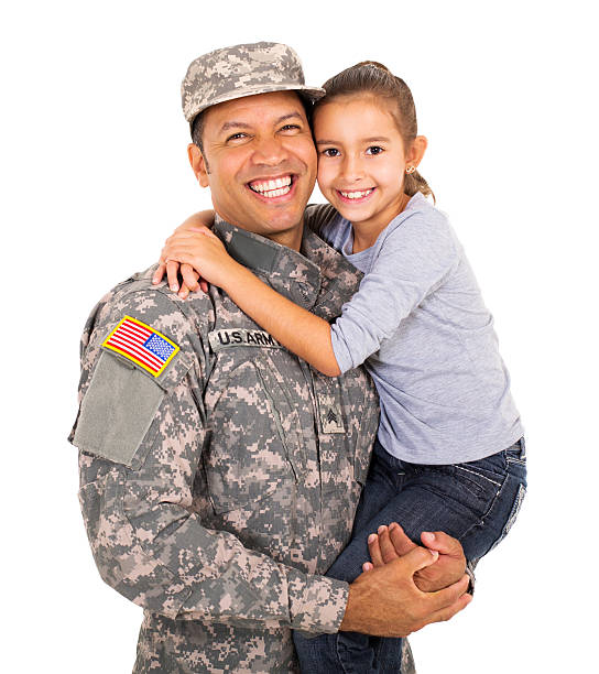 militari americane padre portando la figlia piccola - young soldier foto e immagini stock