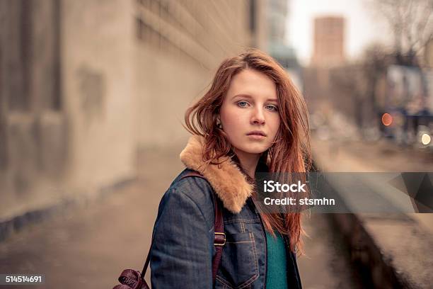 Junge Schönheit Auf Der Urban Street Stockfoto und mehr Bilder von Ernst - Ernst, Teenager-Alter, Porträt
