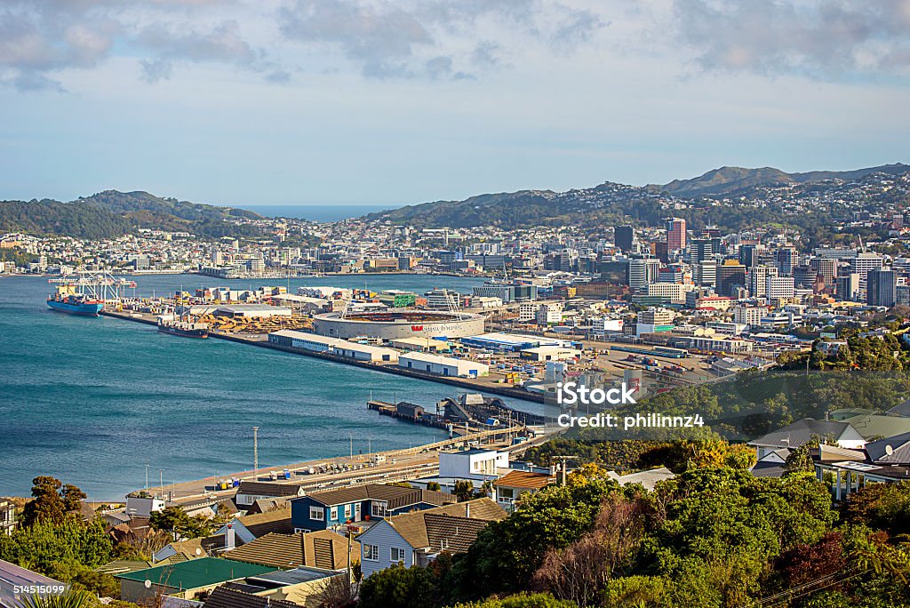 wellington views Iconic views of Wellington city in New Zealand. Looking south from Kkandallah towards the city centre, the port and harbour and passed the southern hills and out to Cook Strait Apartment Stock Photo