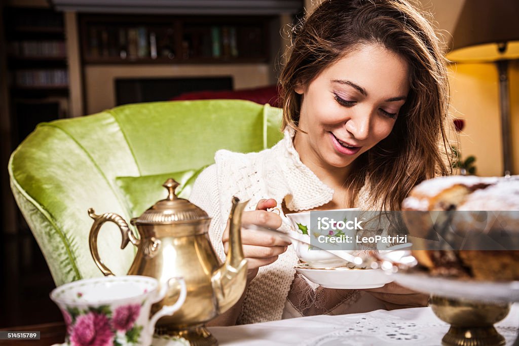 Junge Frau, die eine Teepause wie zu Hause fühlen. - Lizenzfrei 25-29 Jahre Stock-Foto