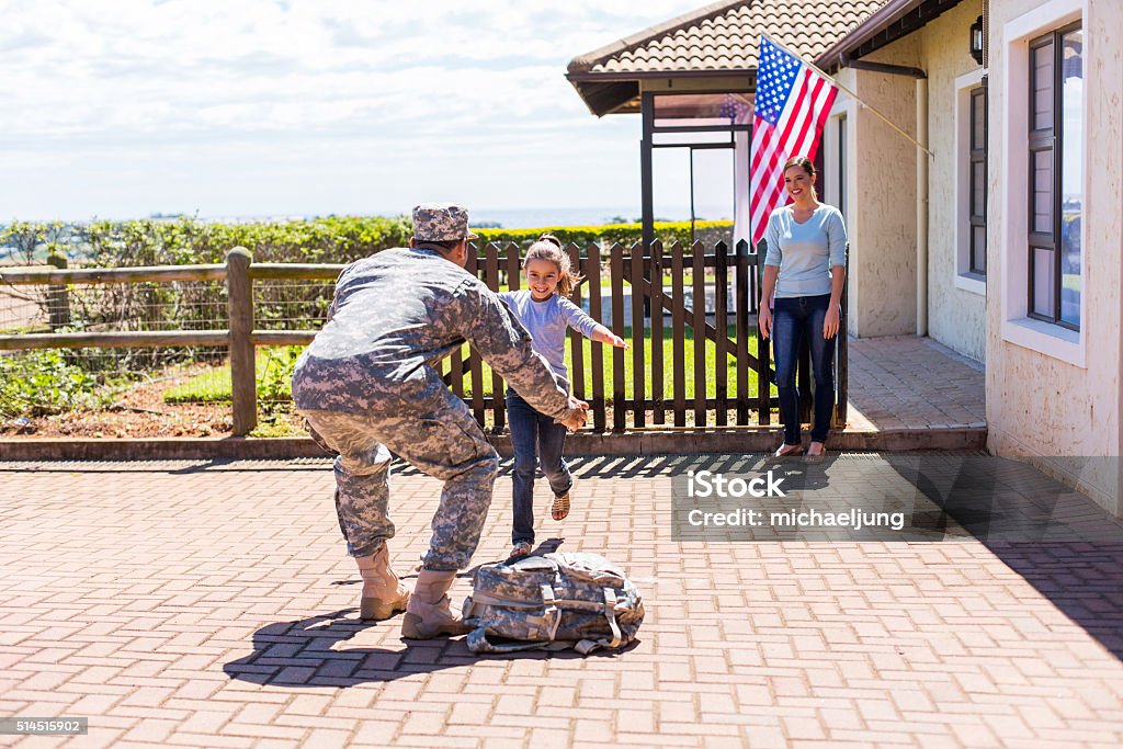 Niña pequeña corriendo a su militar padre - Foto de stock de Llegada libre de derechos