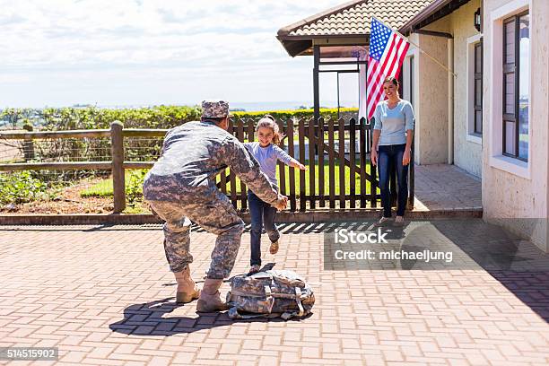 Niña Pequeña Corriendo A Su Militar Padre Foto de stock y más banco de imágenes de Llegada - Llegada, Veterano de Guerra, Ejército